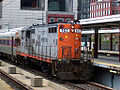 Une GP9 du MBTA GP9 à South Station in Boston, Massachusetts. Cette locomotive a été réformée du MBTA en 2004 et est à présent exposée statiquement par l'Illinois Railway Museum depuis septembre 2014.