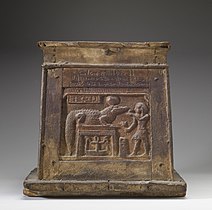 Skrinja iz rimskega obdobja Egipta s podobo faraona med darovanjem bogu Sobeku; Walters Art Museum, Baltimore