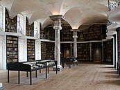 Stiftsbibliotheek met talrijke oude boeken en manuscripten