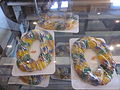 King Cakes in den traditionellen Mardi-Gras-Farben