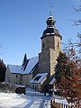 Kirche (mit Ausstattung), Kirchhof mit Einfriedungsmauer und Friedhofserweiterung mit Einfriedungsmauer und mit zwei Grabmalen (Familie Höffer und Familie Hartmann)