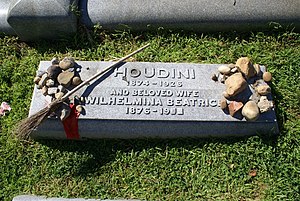 Batu nisan pada makam Harry Houdini