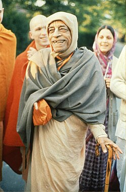 Bhaktivedanta Svami Prabhupada Frankfurt yaxınlığında şagirdləri ilə səhər gəzintisində (1974)