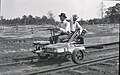 Triciclo o handcar su un binario