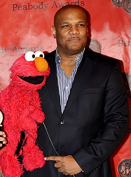 Kevin Clash met Elmo op schoot, 2010