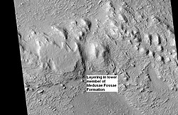 Strates de la formation de Medusae Fossae vues le 9 janvier 2008 par l'instrument HiRISE de MRO, dans le quadrangle d'Aeolis par 2,1° S et 148,8° E[127].