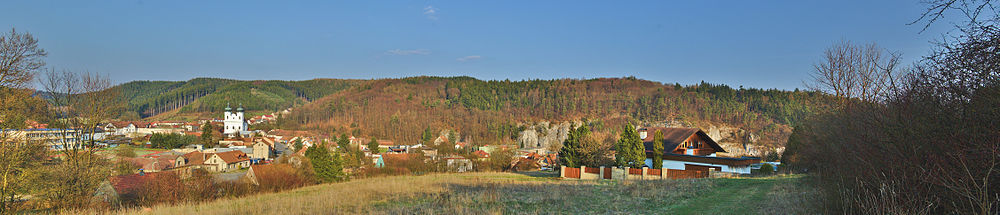 Panorama vido al la municipo de okcidento el blua turisma vojo