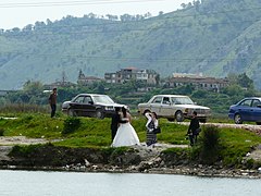 August: Posieren für Hochzeitsfotos – hier bei Butrint