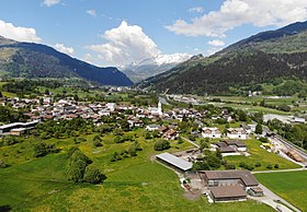 Castrisch, im Hintergrund Ilanz