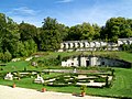 Les parterres et les deux terrasses.