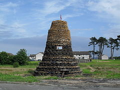 Holzstoß für ein Freudenfeuer von Ulster-Loyalisten in der Nacht vor dem Orangemen’s Day (12. Juli), Nordirland, 2009