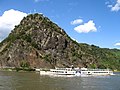 Blick vom linken Rheinufer bei St. Goar auf die Loreley, davor auf dem Rhein die Goethe