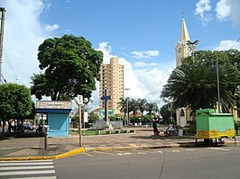 Het plein praça de Julho met de katholieke kerk Santo Antônio in Rancharia