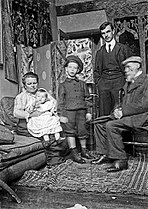 La famille d'Auguste Renoir vers 1902-1903 au no 73 : Auguste Renoir, sa femme Aline Charigot, Pierre Renoir, Jean Renoir et Claude Renoir (bébé).