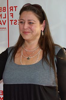 Camryn Manheim interprète Ellen Pierce.