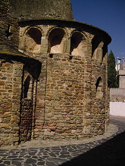 Abside d'a ilesia de Sant Chuan de Palau-saverdera, d'estilo romanico