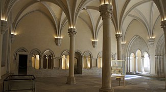 La salle vers la porte du cloître.