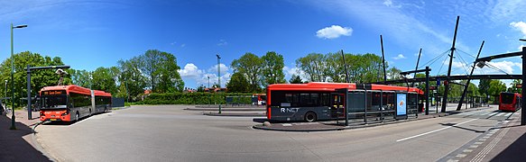 Busstation Uithoorn, met links en midden bussen aan oplaadstations