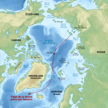 Portion du globe terrestre centrée sur le pôle Nord, montrant les masses continentales de l'Eurasie et de l'Amérique, ainsi que le Groenland, le Spitzberg et les îles de Nouvelle-Sibérie. La dérive théorique est figurée par une ligne qui part des îles de Nouvelle-Sibérie, passe par le pôle Nord et aboutit dans l'océan Atlantique entre le Spitzberg et le Groenland.