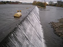 Déversoir de la centrale, vu du Parc-nature de l'Île-de-la-Visitation à Montréal.