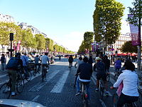 Radler zwischen der Place Charles-de-Gaulle und dem Anfang der autofreien Zone (gelbes Schild)