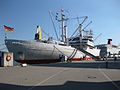 Heckansicht in Kiel, im Hintergrund die Stena-Fähre