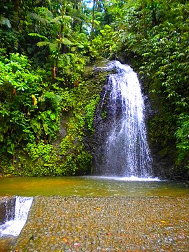 Cachoeira de Saut-Gendarme, em Fonds-Saint-Denis