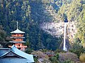 青岸渡寺（左：三重塔、下：尊勝院）と那智滝