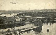 Piet Heinkade met havenmeestersgebouw, daarachter de spoorbruggen en links midden de Havenmeestersbrug (circa 1900)