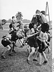 HJ-gutter i «ridderkamp» på pinseleir 1933. Hitlerjugend ga forberedende militær trening gjennom blant annet aggressiv lekeslåssing. Foto: Deutsches Bundesarchiv