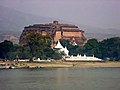 Hsinbyume-Pagood Irrawaddy kaldal Mingun Pahtodawgyi stuupa taustal 2003. aastal