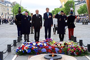 Laurent Fabius, minister za zunanje zadeve, z Johnom Kerryjem, državnim sekretarjem ZDA, pod Slavolokom zmage leta 2015