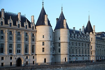 La tour César et la tour d’argent ont été construites au XIVe siècle (photo prise en 2015).