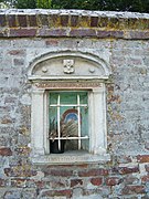 Niche vouée à la Vierge, à l'entrée du château.