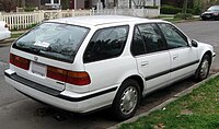 Rear three-quarter view of a five-door car with a two-box body style whose extended rear luggage compartment is incorporated into the passenger cockpit.