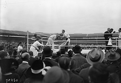 Knockout, Carpentier est relevé et emmené dans son coin par l'arbitre.