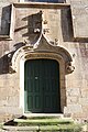 Porte sur la façade principale de la chapelle de la Congrégation de Locminé.