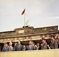 Günter Mittag (2.v.l.) an der Berliner Mauer, 1986