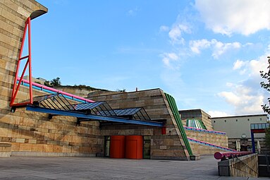 Neue Staatsgalerie, Stuttgart, Germany, by James Stirling, 1984[86]