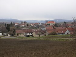 Pohled na část Podbřežic se školou