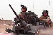 LAV-25の主武装であるM242 ブッシュマスター25mm機関砲と、副武装のM240 7.62mm機関銃。