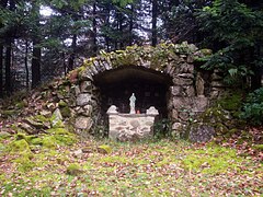 La grotte de Notre-Dame-de-Lourdes.