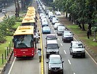 Bus Transjakarta melewati Jalan Jenderal Sudirman (ca 2004-2006)