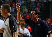 Mike Krzyzewski, à côté d'un arbitre, lors du mondial 2010