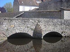 A ponte de la Corne perto do castelo sobre o École.