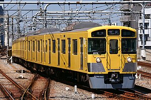 豊島線を走行する2000系 （2023年5月 練馬駅）