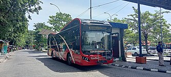 Unit Suroboyo Bus bersasis Mercedes-Benz O500U 1726 LE dengan bodi CityLine 2 Low Entry produksi karoseri Laksana.