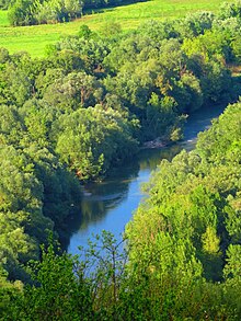 Panoramica dal comune di Castelpoto sul tratto del fiume Calore tra la confluenza del torrente Ienca e la contrada Scafa, dove è sita la ex stazione di Vitulano - Foglianise. La fotografia mostra una vegetazione ricca, particolarmente nella fascia ripariale.