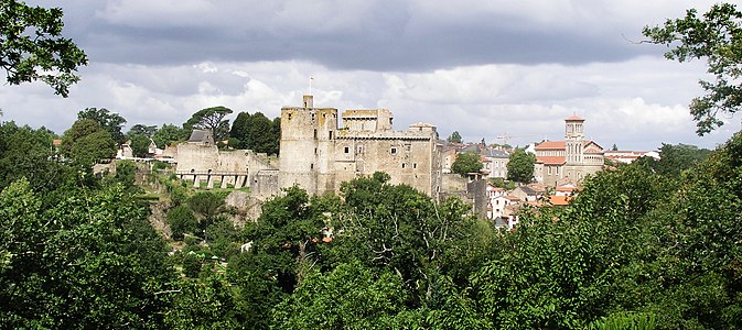 Le château et l'église Notre-Dame.