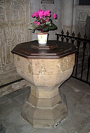 Les fonts baptismaux de l'église de Domrémy-la-Pucelle, sur lesquels Jeanne d'Arc reçut le baptême.